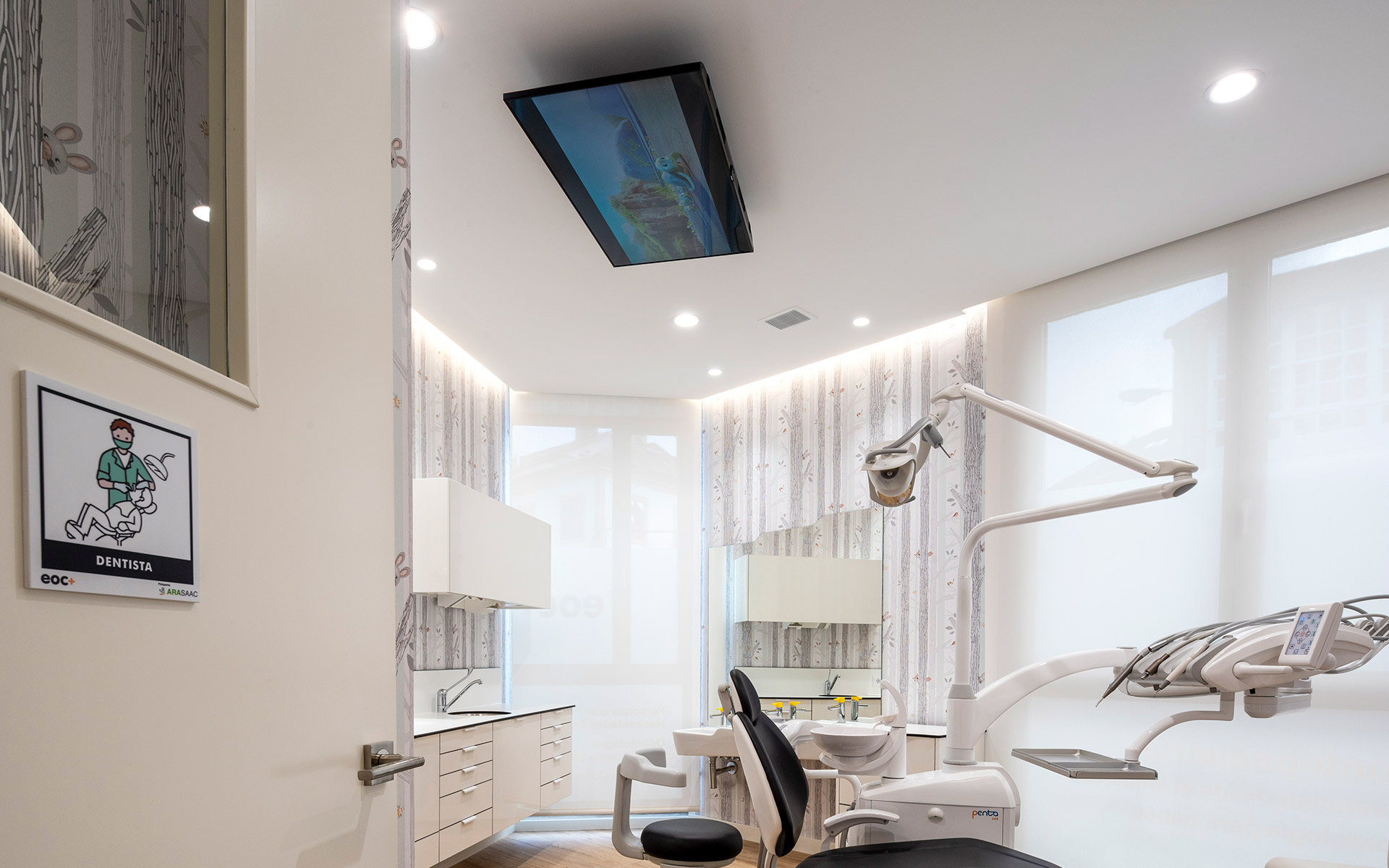 Consulta de clinica dental con una tv en el techo